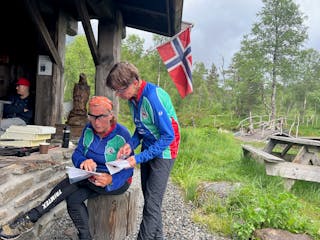 Yolanda Dirksen og Guri Småmo, fotografert under eit tidlegare orienteringsløp. 