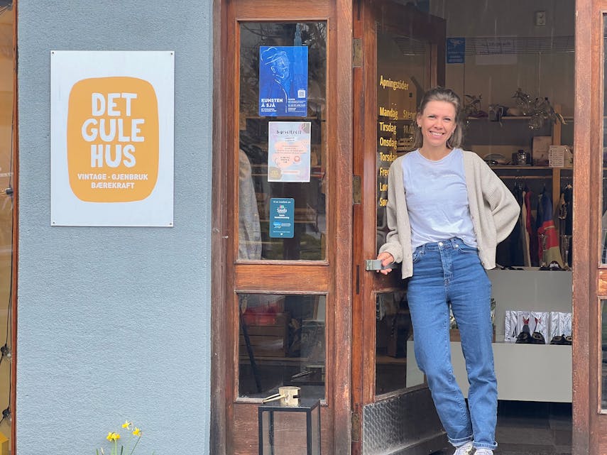 Renate Thingbø driv Det Gule Hus i Rådhusgata. Nå vil ho i tillegg ta over ansvaret med å drifte turistinformasjonen og turistanlegget Allmannajuvet.