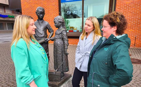 Senterpartiets Lillian Nordengen (frå venstre), Sigrid Bojesen Fatnes og Jane Nordhagen Ilstad er bekymra for at oppvekstprosjektet i kommunen blir gjennomført «over hovudet» på mange foreldre og føresette. 