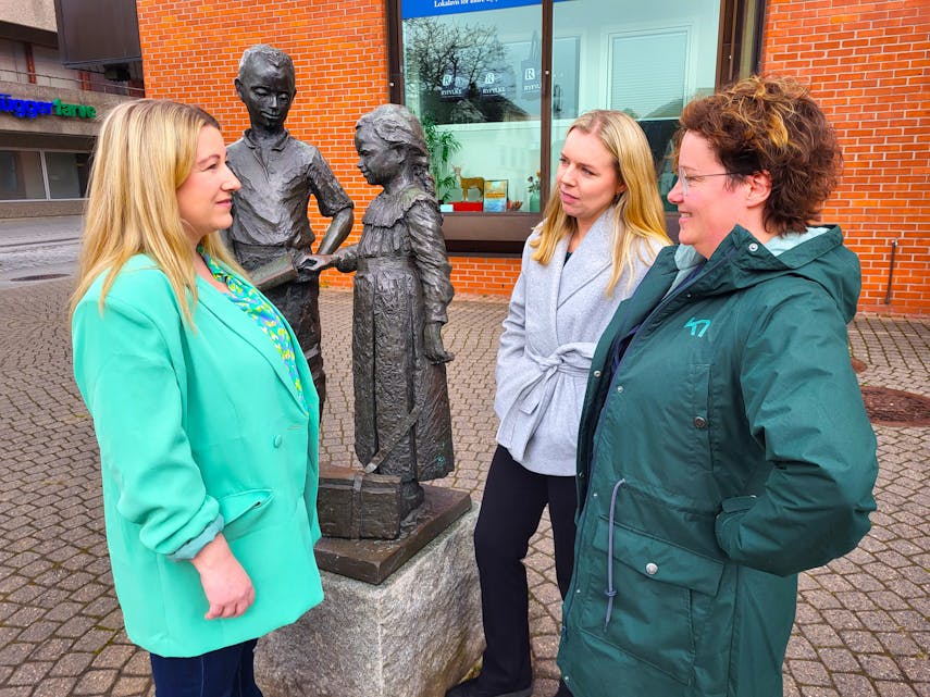 Senterpartiets Lillian Nordengen (frå venstre), Sigrid Bojesen Fatnes og Jane Nordhagen Ilstad er bekymra for at oppvekstprosjektet i kommunen blir gjennomført «over hovudet» på mange foreldre og føresette. 