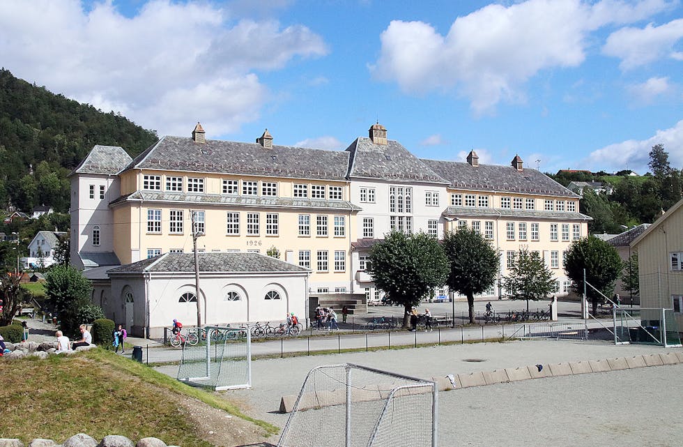 Fløgstad skule, fotografert i 2019.