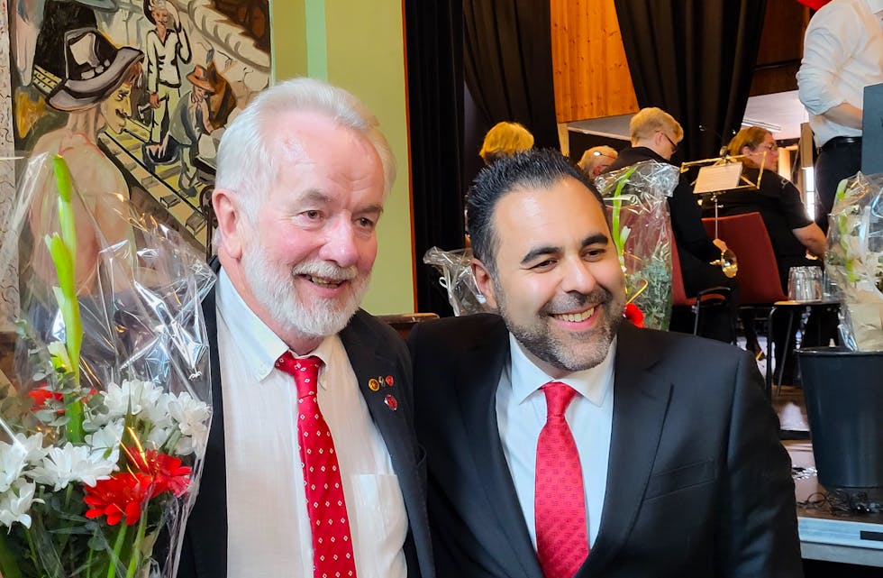 Ein rørt 40 års-jubilant fekk gratulasjon og Arbeiderpartiets 40-årsnål av stortingspresident Masud Gharahkhani.