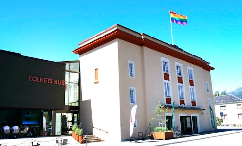 . Først i 2022 fekk saudabuen oppleva eit lite glimt av lokal støtte til den internasjonale Pride-bevegelsen, då det fargerike regnbogeflagget blei heist over det kommunale Folkets Hus-taket, skriv Ryfylke i dagens leiar.