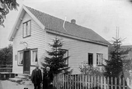Ambjørg og Helleik Thorsen foran huset «Åsgård» på Øyra. 
