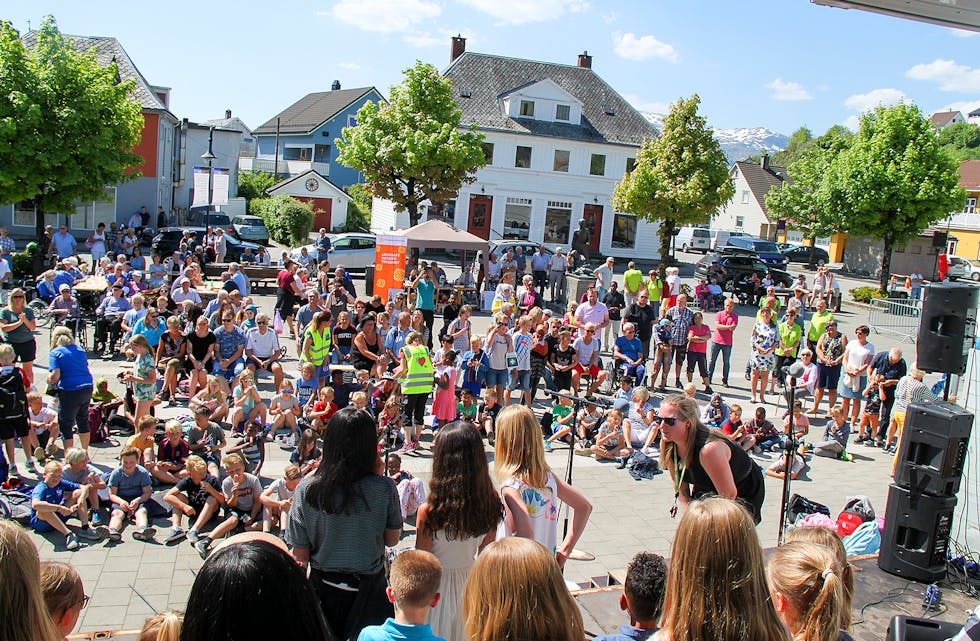 Yrande liv under Saudadagane. Den årlege festen trekk både turistar, hyttefolk og saudabuar til sentrum. Her skin sola over sentrum og Saudadagane i 2018. No kan det vere slutt for den populære festhelga.