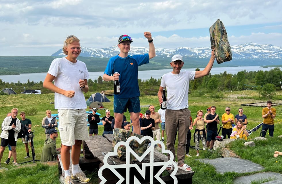 Finn Isaksen på pallen i Nøsen Hundreds Ultramarathon 2023. Han kom i mål drygt 1,5 time før nummer to og godt over to timar før nummer tre. Klokka 06.00 i morgon tidleg går starten for årets løp