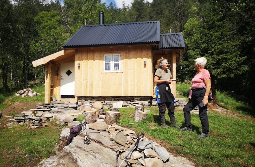 Eli Hansen på kjempekoselig besøk til Signe Handeland på Vårbuå.