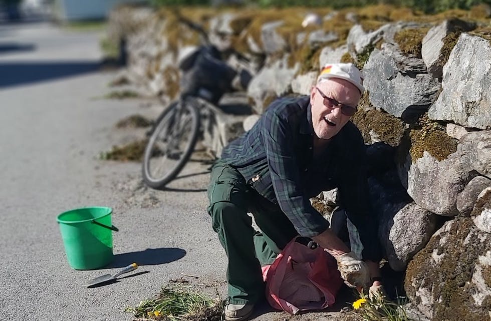 Tor Erling Mo (87) tar sjølv tak i vedlikehaldsarbeidet med kyrkjemuren. Det har han gjort i fleire år.