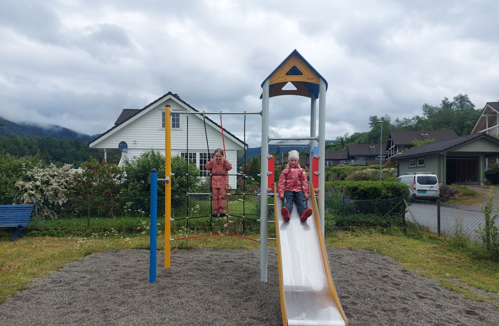 Ariane Saltvik og Eline Austarheim er fornøgde etter at kommunen hat sett opp eit nytt leikestativ på leikeplassen i Søndenålia.