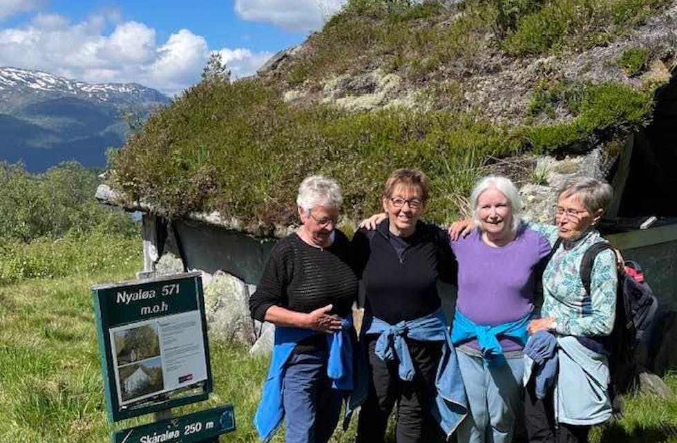 – Naturen i Sauda er vakker. Fra venstre: Harriet Skage, Inger Skage, Marit Litangen Erstad, Agda Lingrasmo Bjørsvik. Foto: Margit Herfindal.