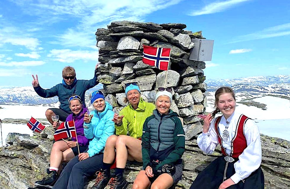 At 20 år gamle Thelma Sofie var på Helgedalsnuten i bunad på 17. mai blei ei kjekk og populær sak hos Ryfylke. Frå venstre: Egil Stødle, Grete Laland, Bente Årthun, Liv Rike, Bodil Herheim og Thelma Sofie Herheim Guindani.