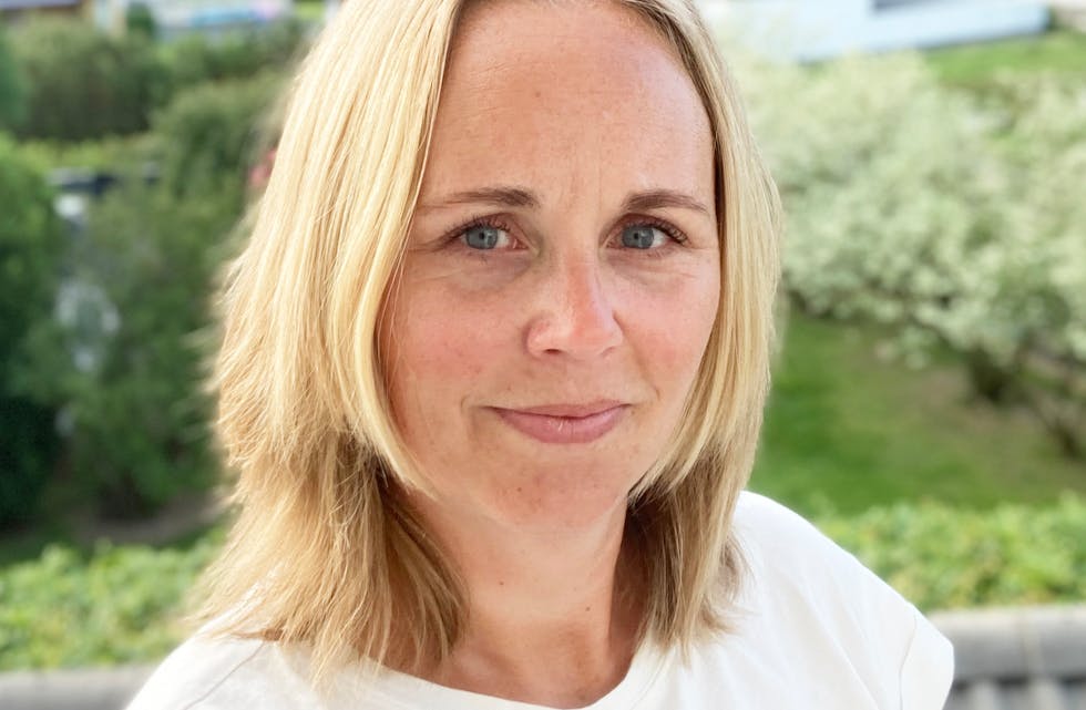 Inspektør og lærar Hilde Åbø Eeg (43) tar over sjefsrolla på barneskulen Austarheim skule.