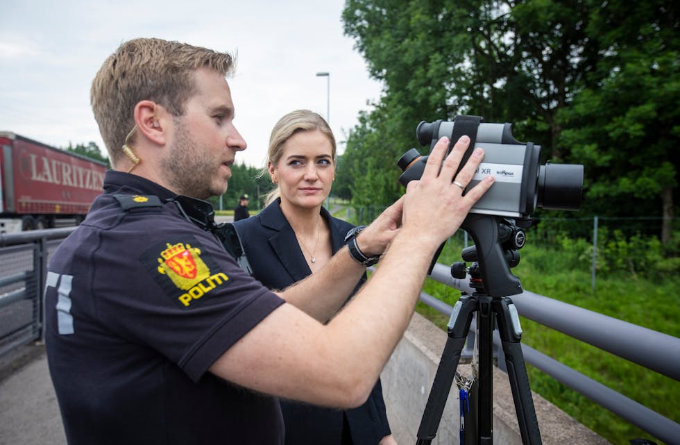 Politiet tok i mars i bruk ein ny laserteknologi i fartskontrollar. Den har vist seg å vere veldig effektiv og no kan politiet ta fartssyndarar på nye stadar. Her er justisminister Emilie Enger Mehl med utrykkingspolitiet på fartskontroll i 2022.