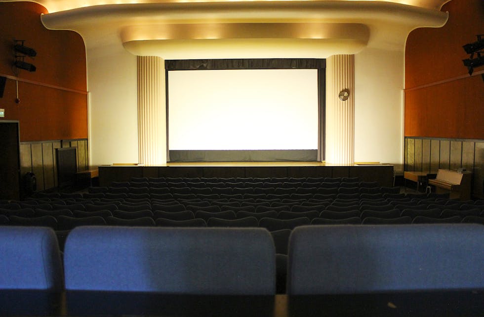Lerretet til Sauda kino har vore fem meter breitt. Nå er det bestemt at det nye lerretet skal gå på utsida av sceneopninga og bli inntil 8,55 meter breitt.