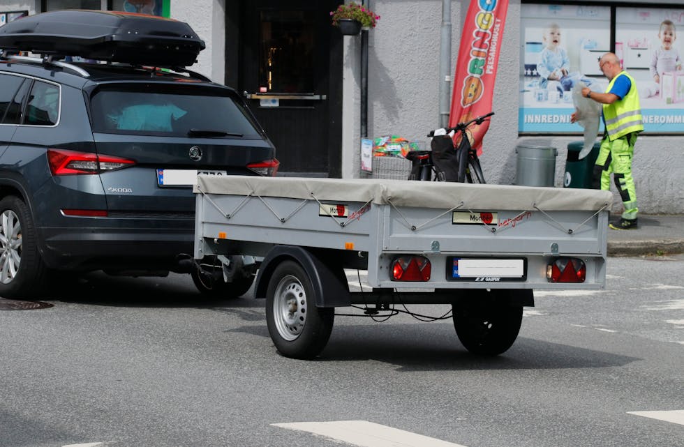 Forsvarleg sikring av last er viktig, slik som denne bilføraren har utført. (Illustrasjonsfoto. Dette kjøretøyet har ingenting med artikkelen å gjere.)