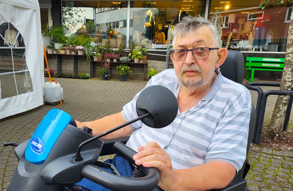 Alf Haugland syns det er trasig å måtte ha hjelp til å ta seg fram til bussen på Ropeid kai.