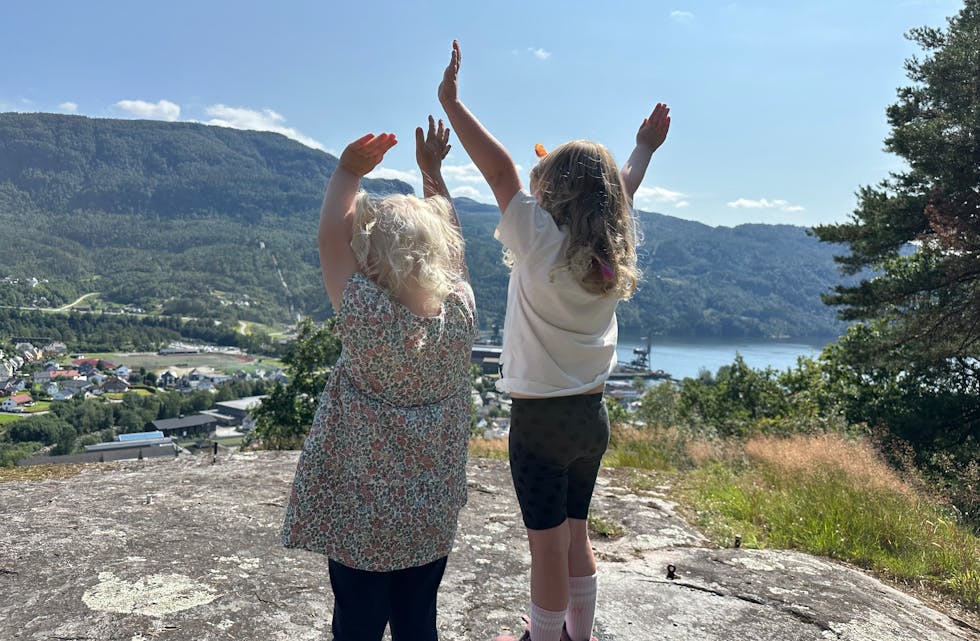 Sanna og Tuva på Storaberget i Fløgstadåsen. Stor stas å sjå "heile" Sauda.