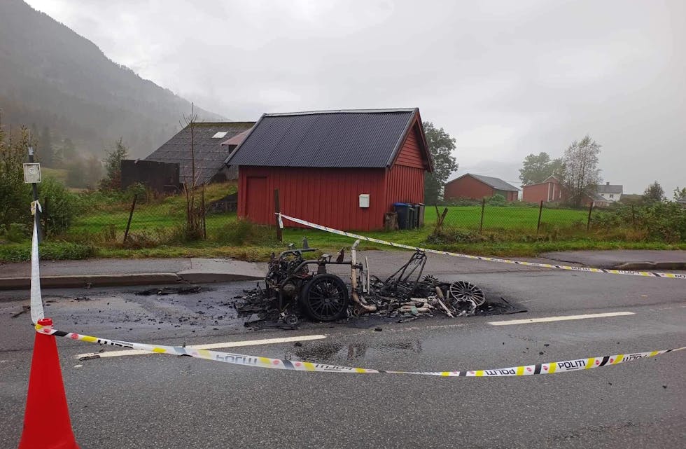 Mopedbilen blei heilt utbrent.