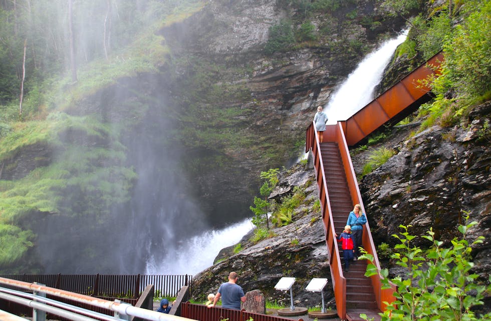 Mange turistar reiser gjennom Sauda. Utfordringa er å tene pengar på turistrafikken. Her frå Svandalsfossen, som er ein populær turiststoppestad, men som gir få inntekter til næringslivet.