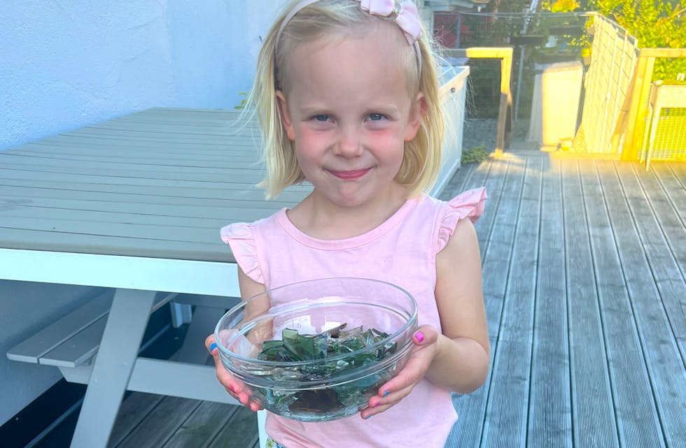 En stolt Saga Joachimsdatter Sandal (5) med «fangsten». Nå er det ingen som skjærer seg på disse glasskåra i hvert fall.