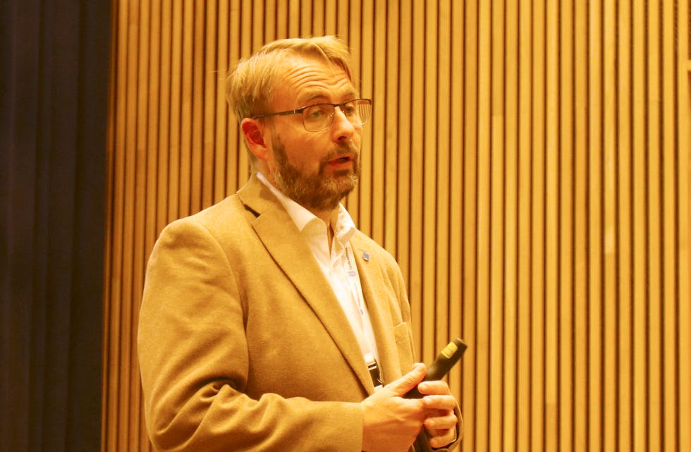 Kommunedirektør Vegard Thise legg onsdag morgon fram sitt budsjettforslag for 2025 i Storesalen i Folkets Hus. Arkivfoto.