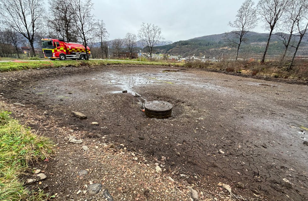 Den øvre Andedammen var fullstendig tom for vatn laurdag. Brannvesenet har rykka ut for å hjelpe til med å pumpe vatn.