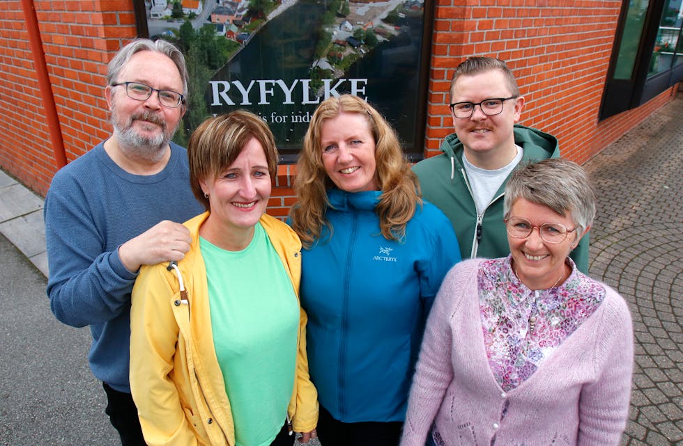 Dei tilsette i avisa Ryfylke. Frå venstre: Frank Waal, Ingvil Bakka, Hilja Birgitte Holden, Andreas Isaksen og Jane Haukeland.