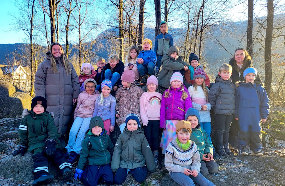Bak frå venstre: Tuva Prestegård Mæhle, Snorre Olsen Austarheim, Sondre Moe Hustveit, Luca King, Elvin Skrunes Mjøen, Levi Mesa Gundersen, Markus Dahl, Nikita Robarchuk og Anna Klungtveit (kontaktlærar).
Midten frå venstre: Eline Fløgstad Haugen (lærar), Mila Sandal Notshe, Aurora Nygård, Jenni Lønseth Hugdal, Pauline Skaar Nordvik, Tia Christina Bertelsen-Træet, Ronja Geelmuyden Otto-Rød, Ola Mollatveit og Gabriel Langåker Huse.
Framme frå venstre: Øystein Birkeland, Olai Bjelland, Isak Dahl, Sivert Fatnes og Fillip Håheim Valskår.
