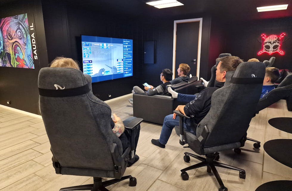 Her følger e-sport-entusiastar i Sauda bedriftskampen i Counterstrike mellom Eramet Norway Sauda og Autostore.