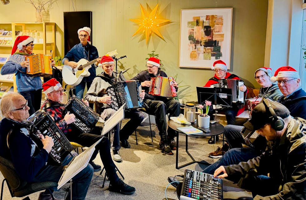 "Trekkspelnissane" på Det Gule Hus, under julegateopninga laurdag 30. november.