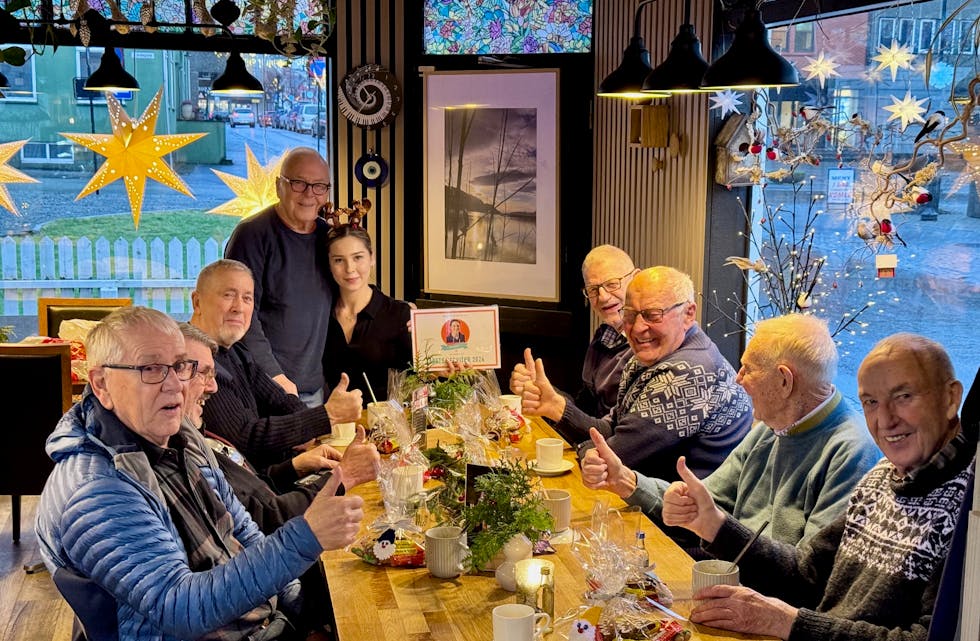 «Felix-banden» gav servitør Vyta (27) ei skikkeleg overrasking. Det er Hans Egil Rydningen, Rikard Seltveit, Gustav Rasmussen, Dan Einar Dybing, Johannes Brekke, Kjell Fiveland, Nikolai Selvik, Øystein Tveit, Eivind Aas, Egil Knutsen, Arne Pleym og Ola Marvik som er faste i gjengen.
