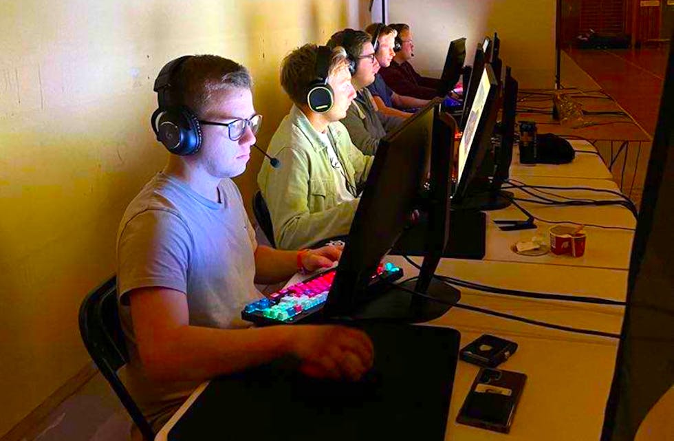 Jørgen Vik (Nummer tre frå venstre) og resten av Eramet Norway Sauda sitt E-sport-lag skal spele finale i Counterstrike på torsdag. Vinn dei, er dei beste bedrift i landet.