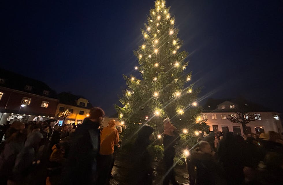 Julefreden har senka seg i kommunebudsjettet, og på Rådhusplassen under julegrantenninga.