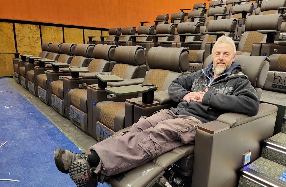 Kinosjef Sveinung Helgesen testar ut dei nye kino-lenestolane. No er datoen sett for første film i den nye salen.