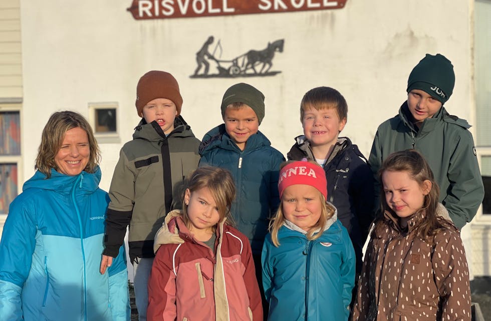Bak fra venstre: Kontaktlærar Kristin Vatne, Petter Bruknapp Gjuvsland, Noah Herheim, Sverre Ildstad og Joel Odland. Framme frå venstre: Annelise Erfjord Herheim, Linnea Olsen-Sæther og Emilia Olsen Gundersen.