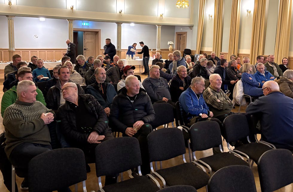 Rundt 70 personar møtte fram da NVE og Statnett inviterte til folkemøte om kraftlinjer på Sauda Klubb tysdag kveld denne veka.