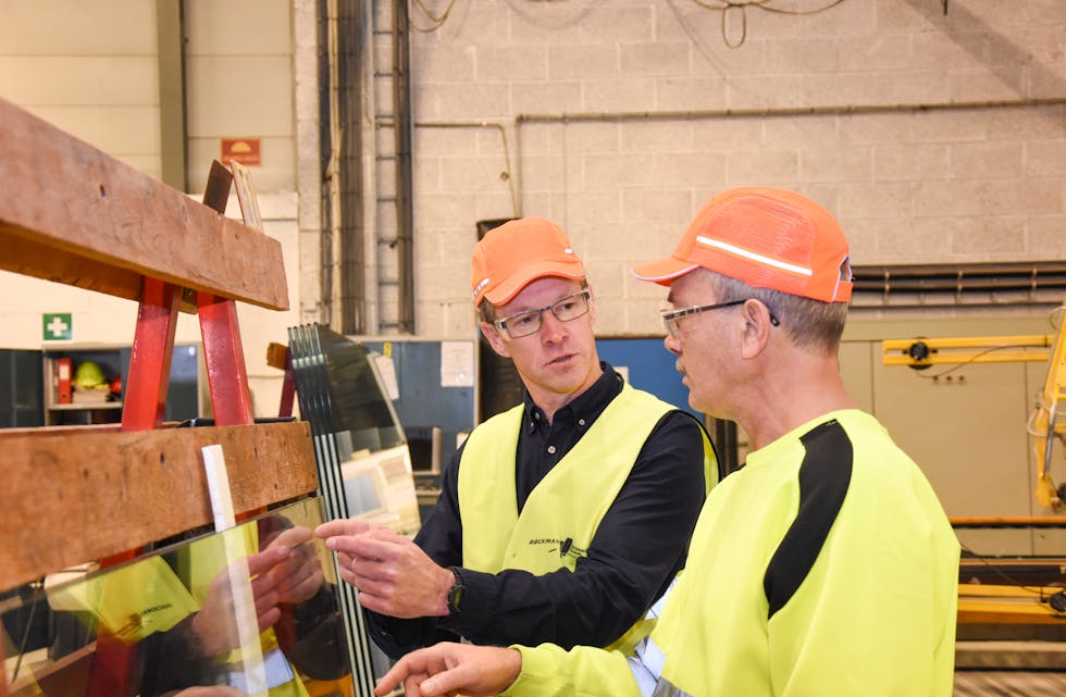 Dagleg leiar ved Si-Glass, Lars Sigve Søndenå (venstre) opplyser at bedrifta stenger ned produksjonen i ettermiddag, på grunn av dei høge straumprisane. Bildet er tatt i ein annan samanheng.
