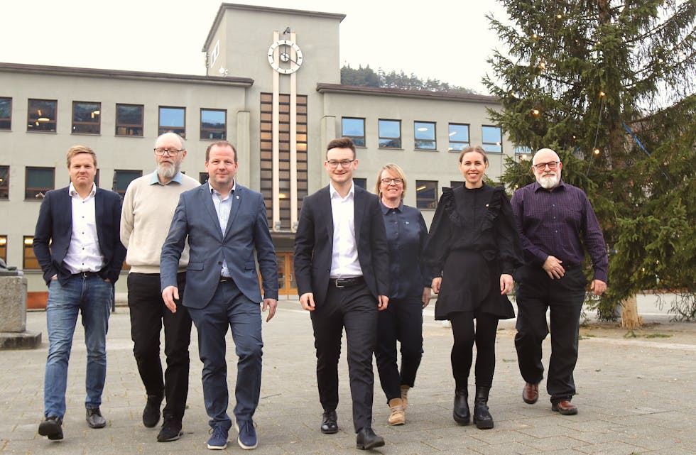 Gruppeleiarane i kommunestyret har blitt einige om eit felles budsjett for 2025. Frå venstre: Kristian Landro (KrF), Alan G. Thompson (SV), Asbjørn Birkeland (Sp), ordførar Håvard Handeland, Aud Hege Jørgensen Hebnes (H), Ann Kristin Kalvik (Ap) og Dimitar Angelov Penev (Raudt).