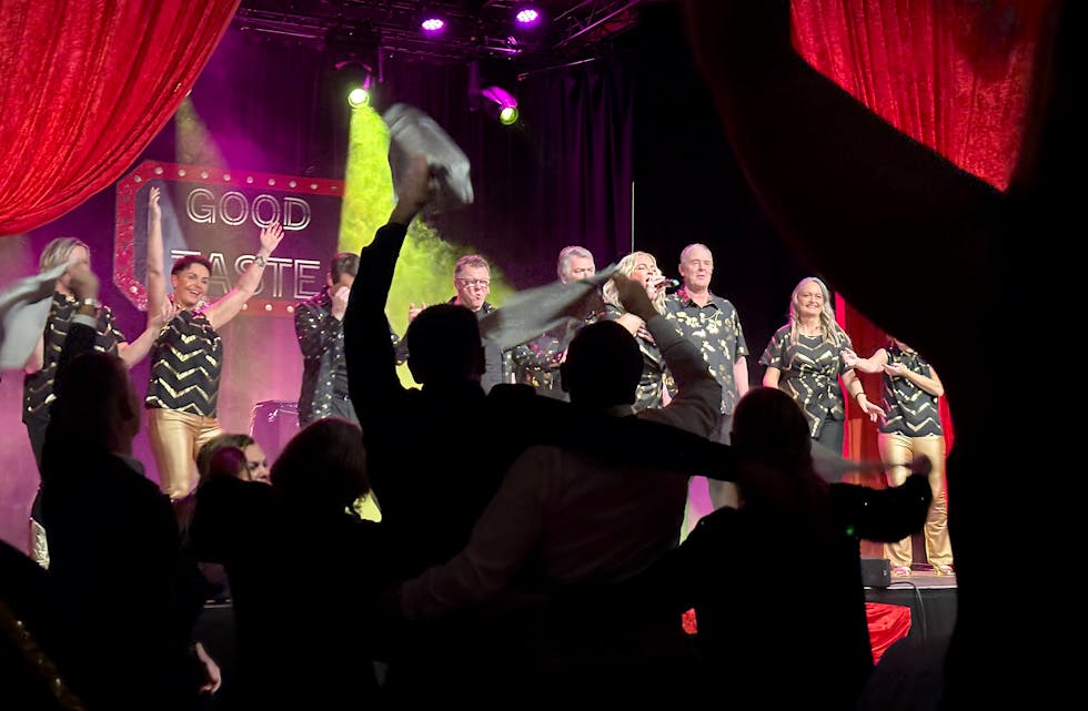 Ingenting å seie på stemninga når koret Trøkk legg opp til «Dinnershow» og allsang i Folkets Hus.