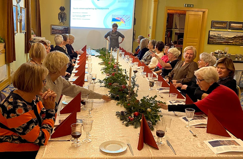Det var dekket julepyntet langbord i den «Gule-salen» til Sauda Fjordhotell.