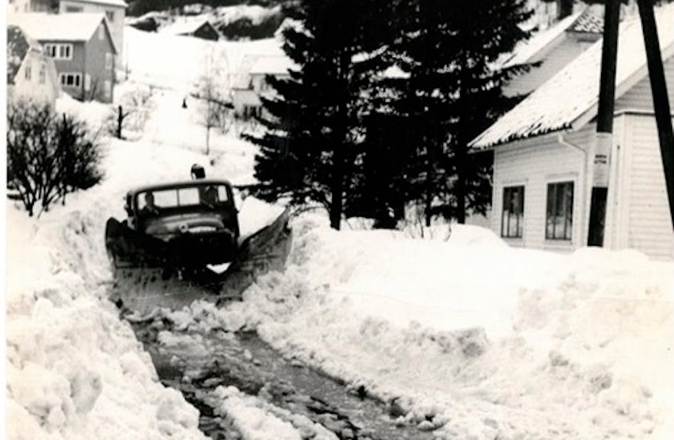 Brøytebilen fjernar tung og våt snø ein dag i november 1961. Men ser du kor bildet er tatt?