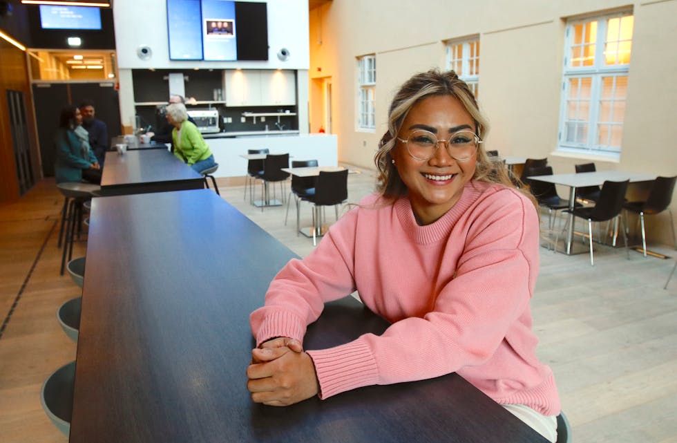 Emmi Wichuma sitt sushi-konsept har blitt så godt tatt imot i Sauda at ho nå flyttar drifta inn i dei ledige restaurantlokala i kulturhuset Folkets Hus.