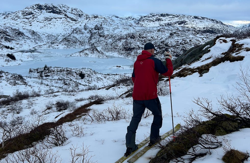 Utsikt over Austarheimsdalen og Vatndalsvatnet, sett frå Varen i Brekkeheia.