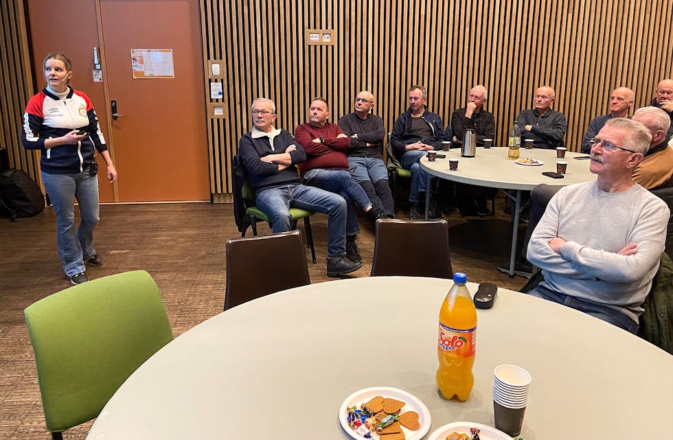 Kristina Sandanger informerer, og «elevane sit som tende lys.» Frå venstre Knut Hoftun, Terje Olsen, Terje Risvoll, Terje Fatland, Arvid Rune Larsen, Dag Ole Hjertenes, Waldemar Olsen, Oscar Coll, Herman Ljung, Bengt Rafdal og Sverre Magnus Sivertsen.