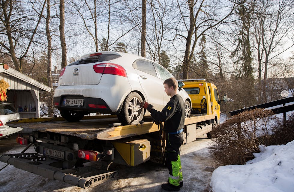 Ein bil får hjelp av NAF.