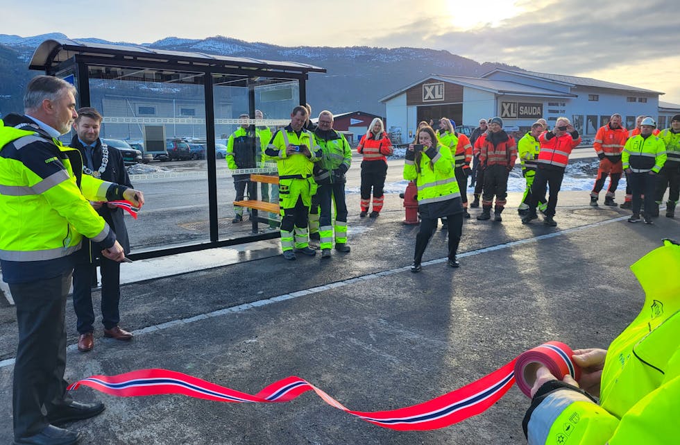 Fylkesordførar Svein Erik Indbjo tar saksa fatt og klippar snora som markerer opninga av den nye gang- og sykkelvegen mellom Treaskjæret og sentrum.
