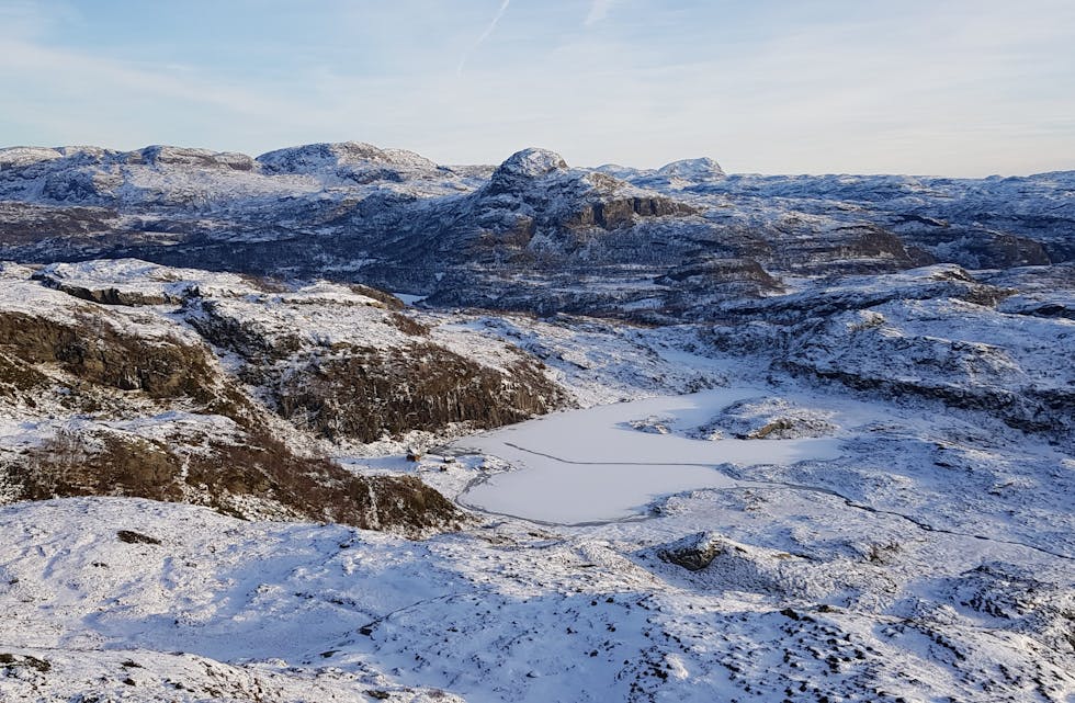 Vinterbilde frå Suldal. Frøkjedalsvatnet midt i bilde med Gullingen og Napen i bakgrunn. Foto er tatt 10. desember 2024.
