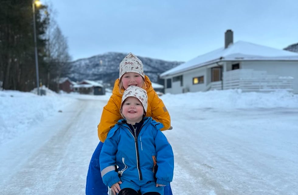 Alltid gøy på sparketur. Borna Ronja Otto-Rød og Kasper Otto-Rød testar sparken.