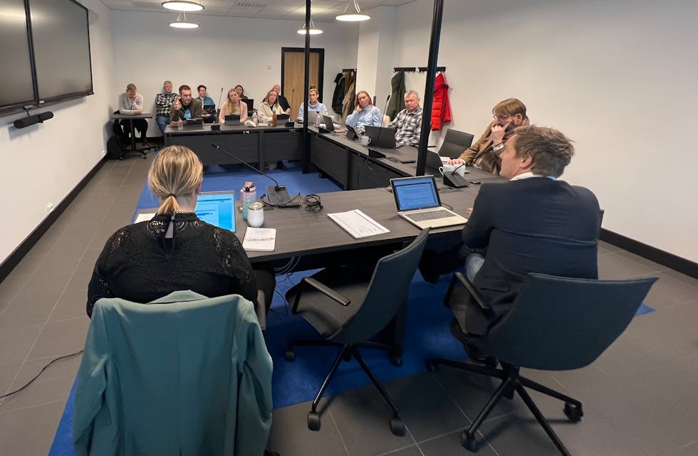 Formannskapssalen i rådhuset har begrensa plass, særleg for publikum.