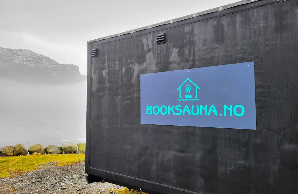 Den mobile saunaen på Fløgstadneset har måtta stenge, blant anna på grunn av ei forskrift som krev sanitæranlegg. No er saka sendt til Helsedirektoratet.